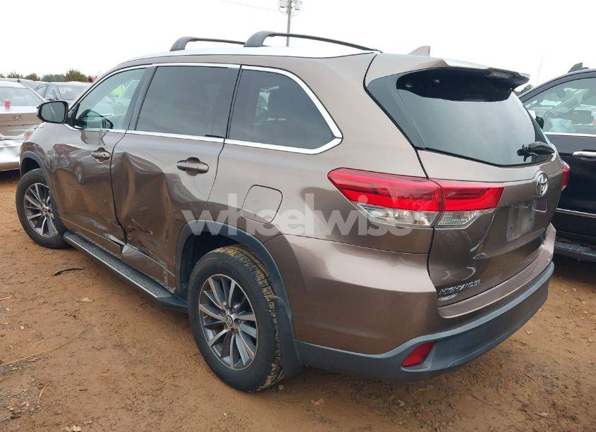 Photo 3 of 2018 Toyota Highlander XLE (VIN 5TDJZRFH1JS876490)