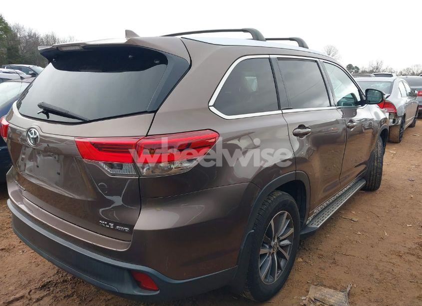 Photo 4 of 2018 Toyota Highlander XLE (VIN 5TDJZRFH1JS876490)