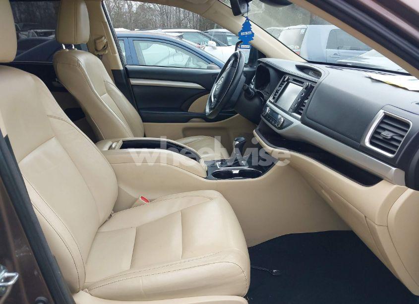 Photo 5 of 2018 Toyota Highlander XLE (VIN 5TDJZRFH1JS876490)