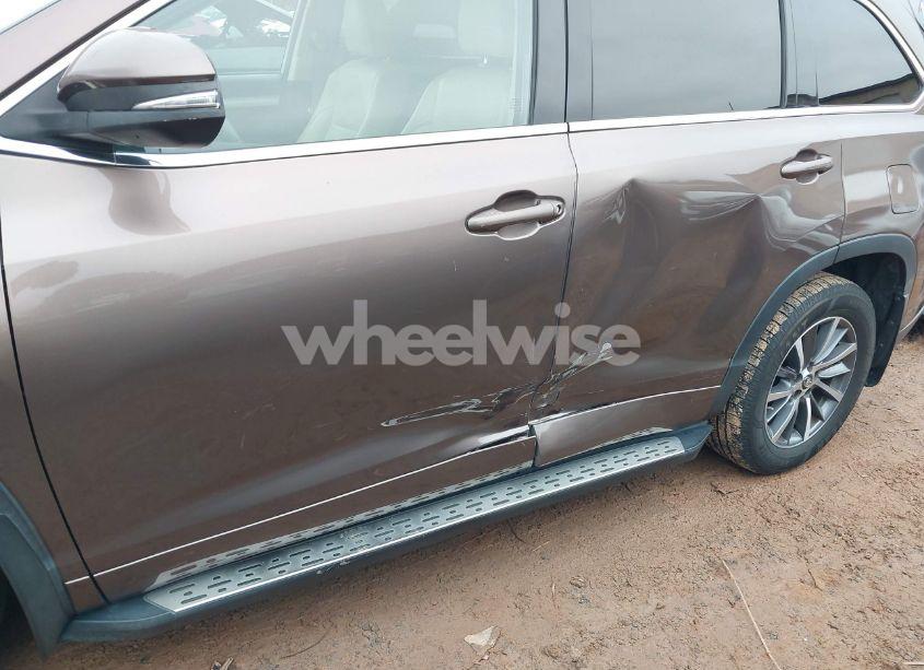 Photo 6 of 2018 Toyota Highlander XLE (VIN 5TDJZRFH1JS876490)