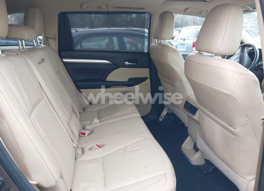 Photo 8 of 2018 Toyota Highlander XLE (VIN 5TDJZRFH1JS876490)