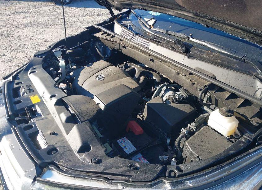 Photo 10 of 2019 Toyota Highlander XLE (VIN 5TDJZRFH1KS597896)