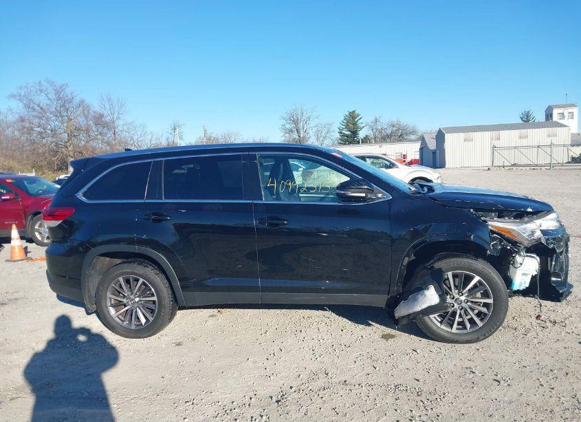 Photo 14 of 2019 Toyota Highlander XLE (VIN 5TDJZRFH1KS597896)