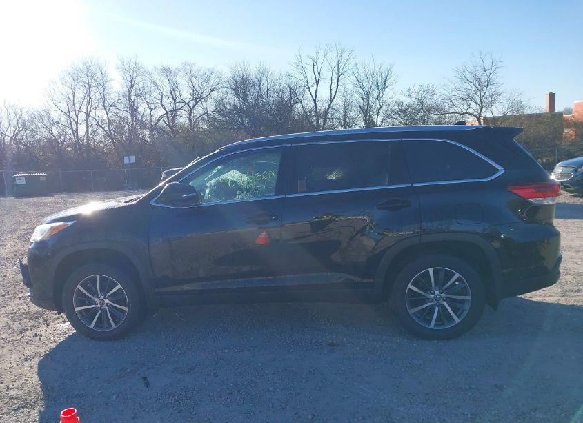 Photo 15 of 2019 Toyota Highlander XLE (VIN 5TDJZRFH1KS597896)