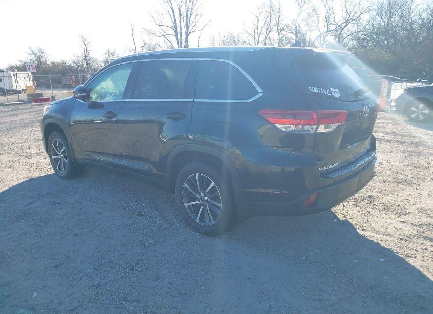 Photo 3 of 2019 Toyota Highlander XLE (VIN 5TDJZRFH1KS597896)
