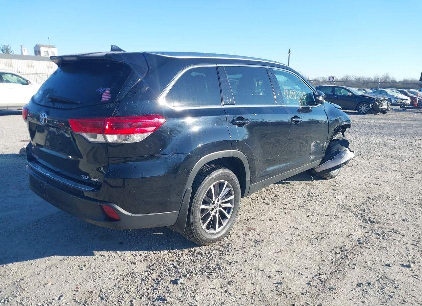 Photo 4 of 2019 Toyota Highlander XLE (VIN 5TDJZRFH1KS597896)