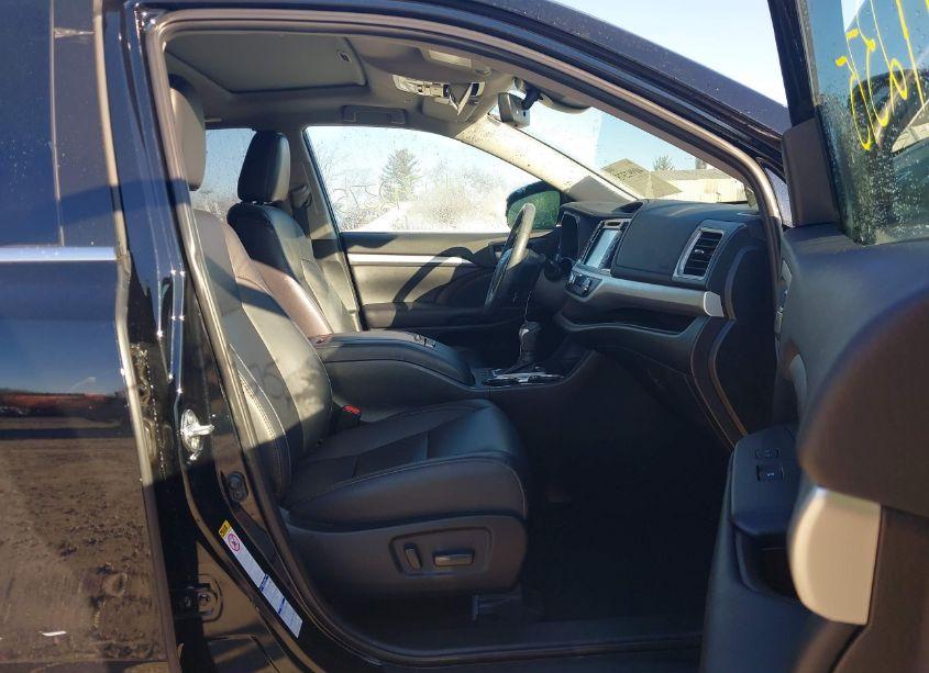 Photo 5 of 2019 Toyota Highlander XLE (VIN 5TDJZRFH1KS597896)