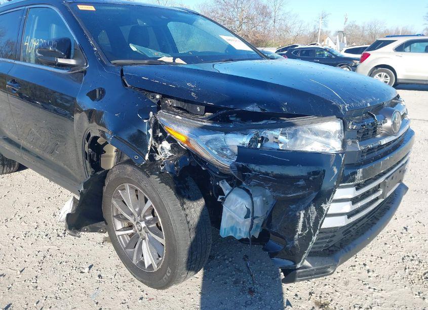 Photo 6 of 2019 Toyota Highlander XLE (VIN 5TDJZRFH1KS597896)