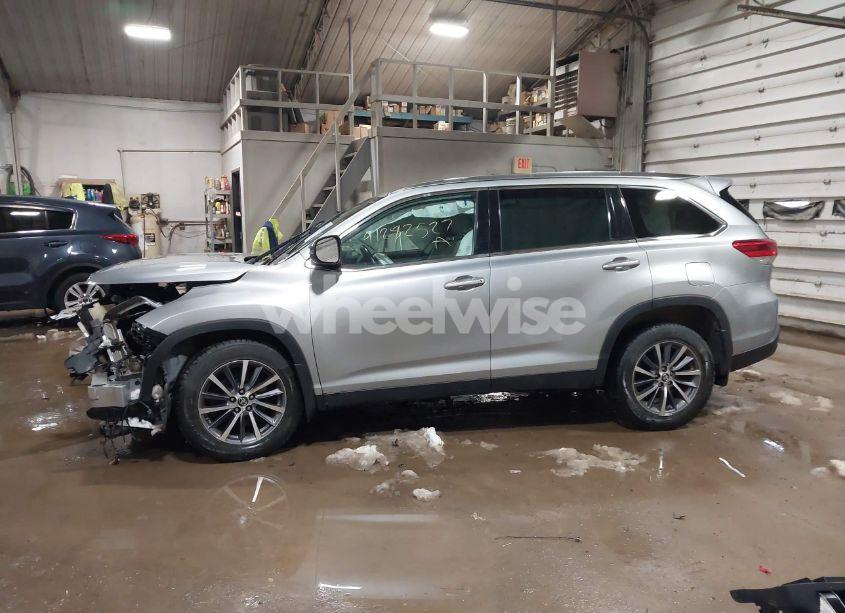 Photo 13 of 2019 Toyota Highlander XLE (VIN 5TDJZRFH1KS606502)