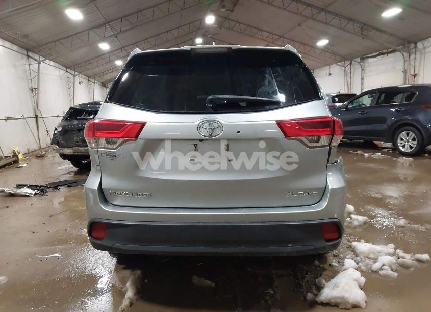 Photo 15 of 2019 Toyota Highlander XLE (VIN 5TDJZRFH1KS606502)
