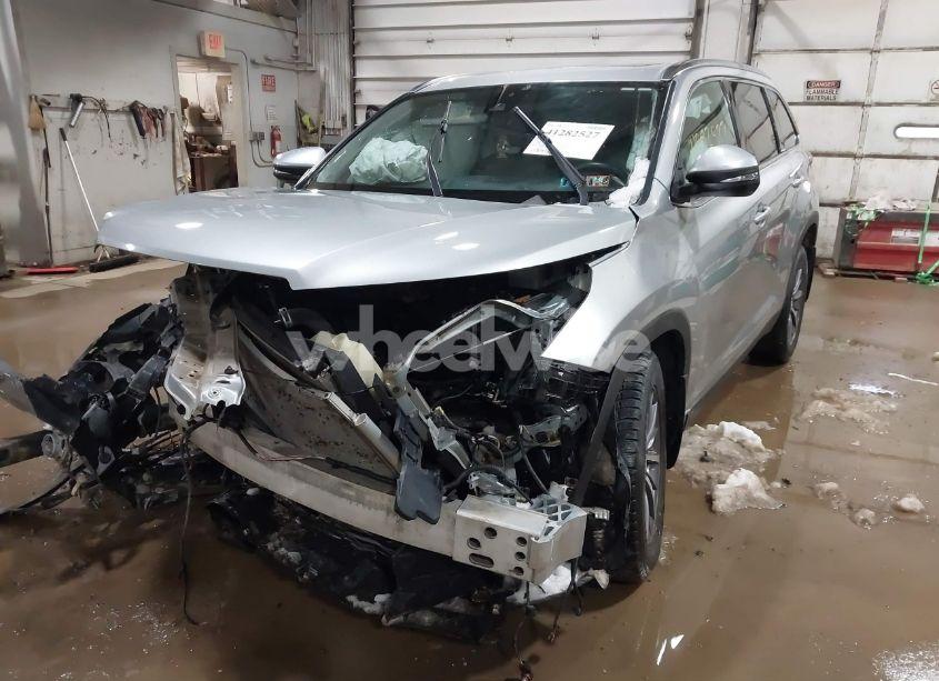 Photo 2 of 2019 Toyota Highlander XLE (VIN 5TDJZRFH1KS606502)