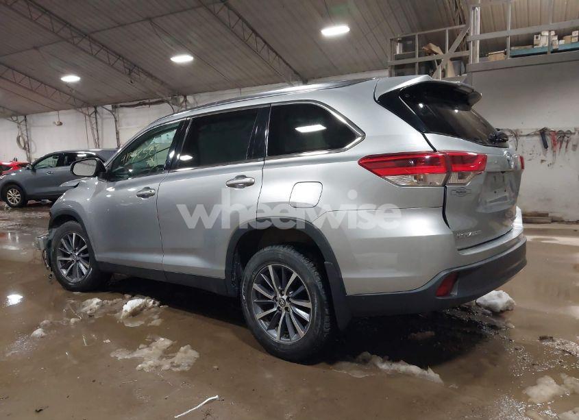 Photo 3 of 2019 Toyota Highlander XLE (VIN 5TDJZRFH1KS606502)