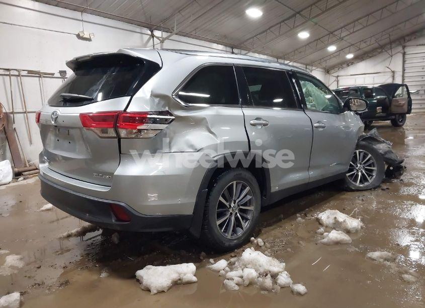 Photo 4 of 2019 Toyota Highlander XLE (VIN 5TDJZRFH1KS606502)