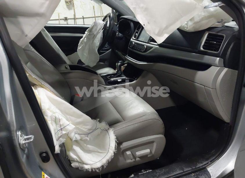 Photo 5 of 2019 Toyota Highlander XLE (VIN 5TDJZRFH1KS606502)