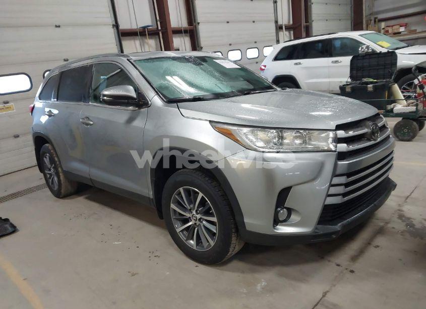 2019 Toyota Highlander XLE (VIN 5TDJZRFH1KS616771) main photo
