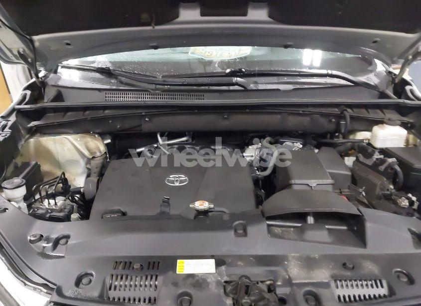 Photo 10 of 2019 Toyota Highlander XLE (VIN 5TDJZRFH1KS616771)