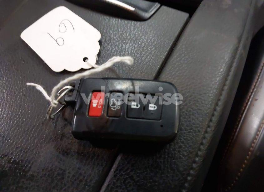 Photo 11 of 2019 Toyota Highlander XLE (VIN 5TDJZRFH1KS616771)