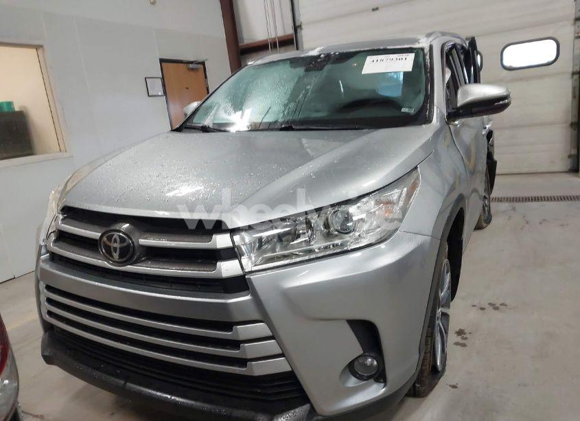 Photo 12 of 2019 Toyota Highlander XLE (VIN 5TDJZRFH1KS616771)