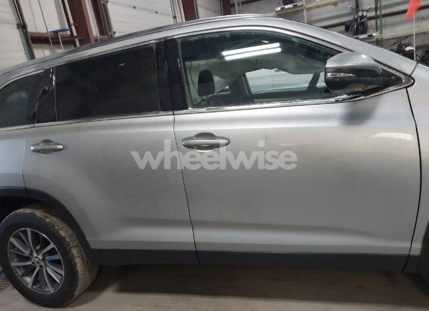 Photo 13 of 2019 Toyota Highlander XLE (VIN 5TDJZRFH1KS616771)