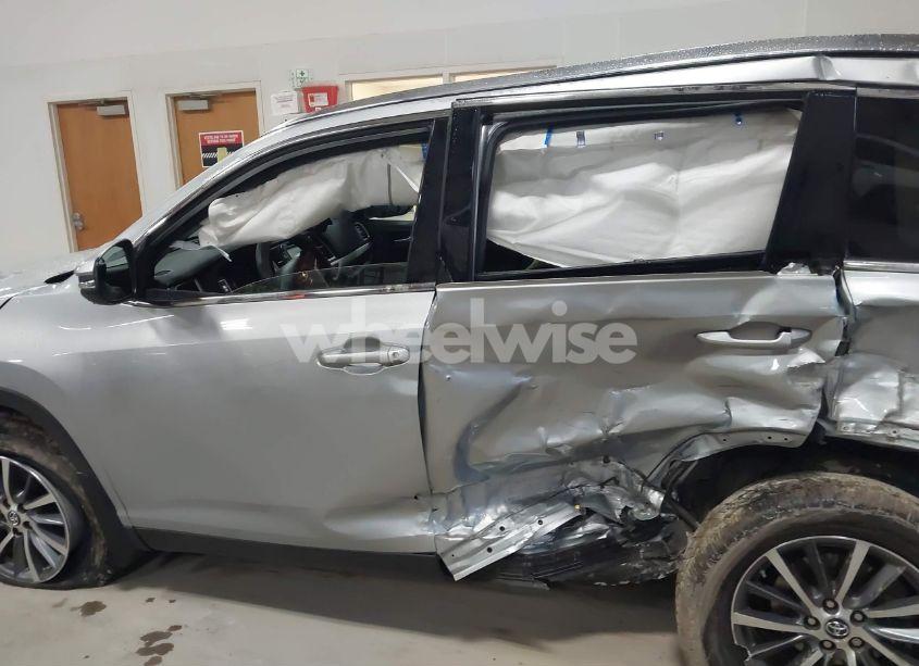 Photo 14 of 2019 Toyota Highlander XLE (VIN 5TDJZRFH1KS616771)