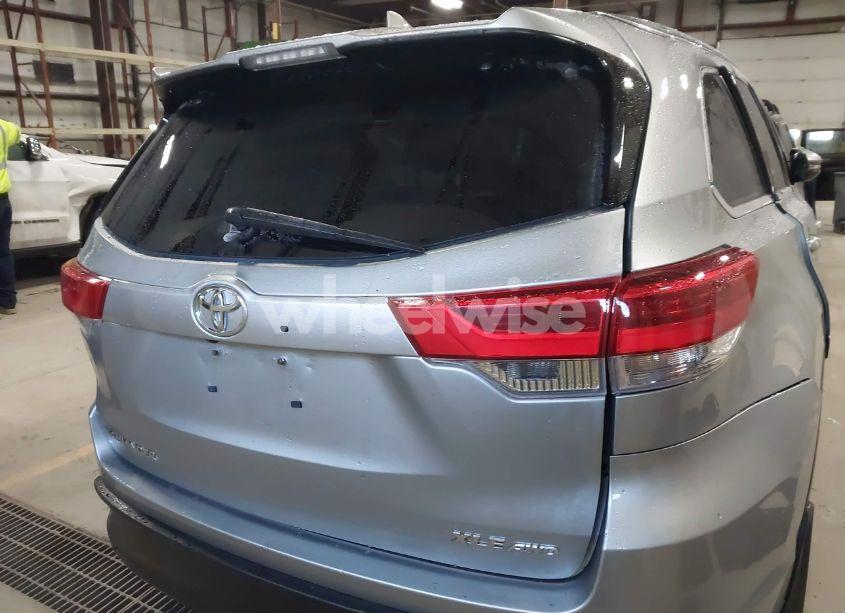 Photo 16 of 2019 Toyota Highlander XLE (VIN 5TDJZRFH1KS616771)