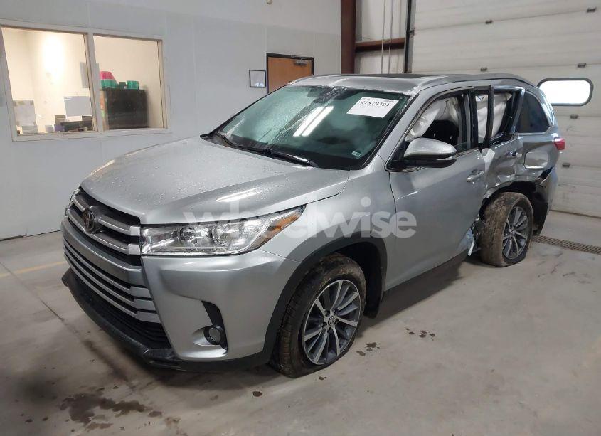 Photo 2 of 2019 Toyota Highlander XLE (VIN 5TDJZRFH1KS616771)