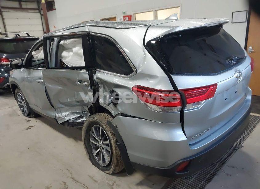 Photo 3 of 2019 Toyota Highlander XLE (VIN 5TDJZRFH1KS616771)