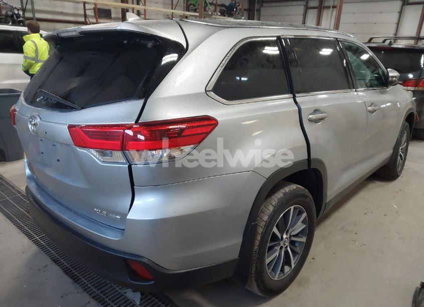 Photo 4 of 2019 Toyota Highlander XLE (VIN 5TDJZRFH1KS616771)