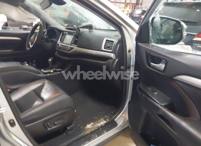 Photo 5 of 2019 Toyota Highlander XLE (VIN 5TDJZRFH1KS616771)