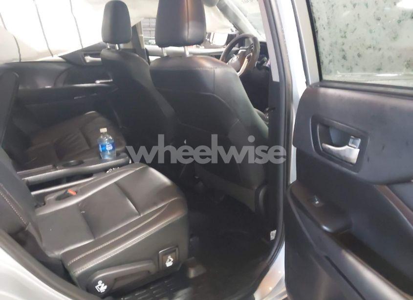 Photo 8 of 2019 Toyota Highlander XLE (VIN 5TDJZRFH1KS616771)