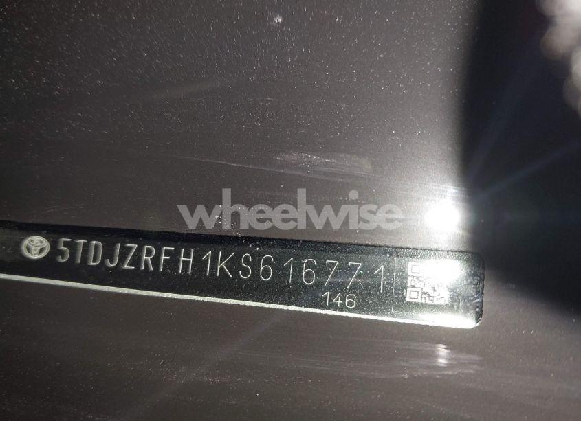 Photo 9 of 2019 Toyota Highlander XLE (VIN 5TDJZRFH1KS616771)