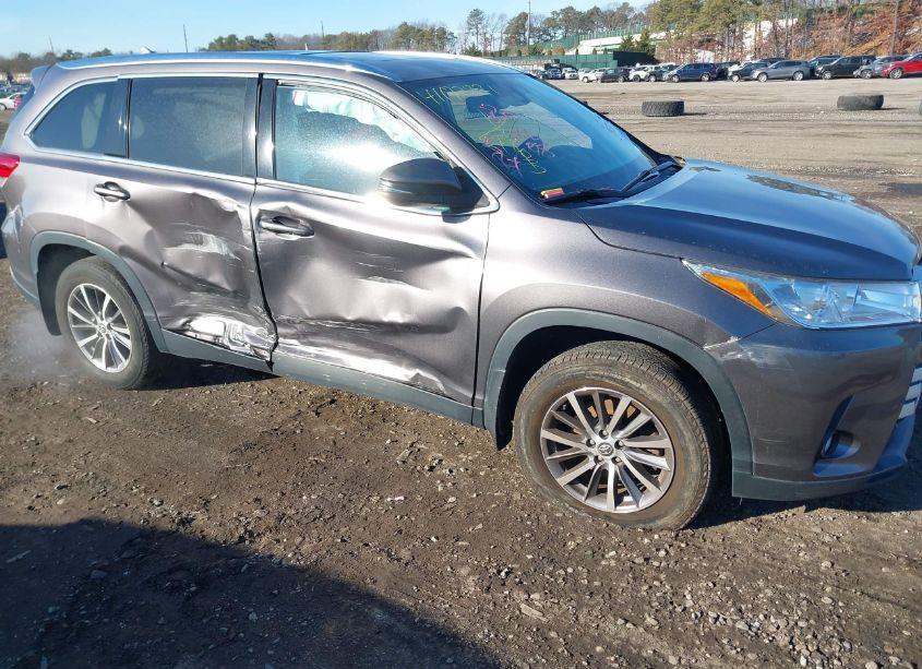 2019 Toyota Highlander XLE (VIN 5TDJZRFH1KS952498) main photo