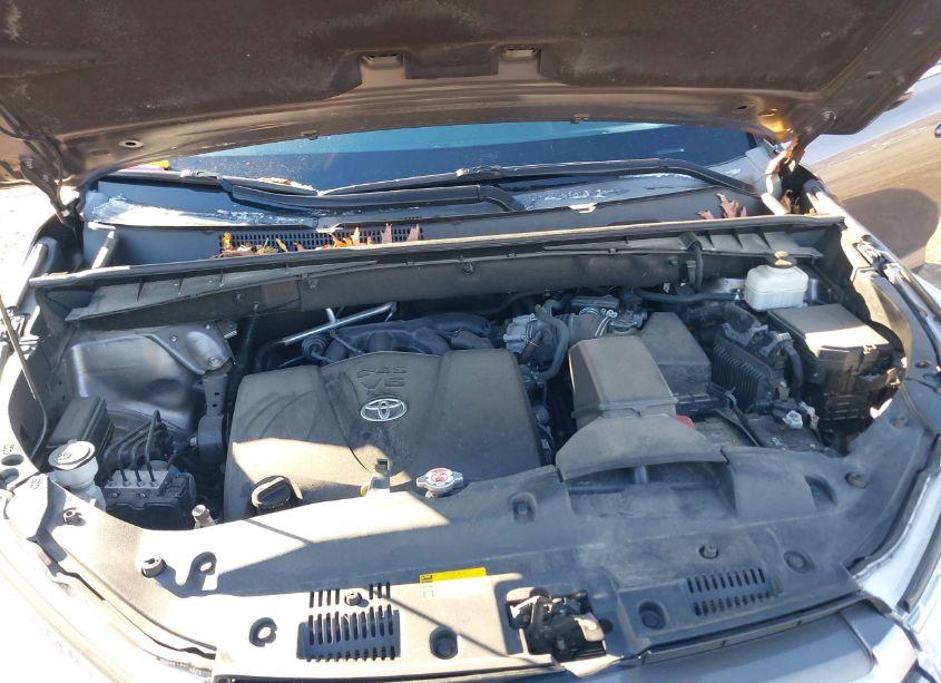 Photo 10 of 2019 Toyota Highlander XLE (VIN 5TDJZRFH1KS952498)