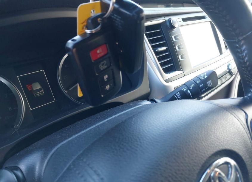 Photo 11 of 2019 Toyota Highlander XLE (VIN 5TDJZRFH1KS952498)