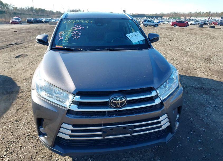 Photo 12 of 2019 Toyota Highlander XLE (VIN 5TDJZRFH1KS952498)