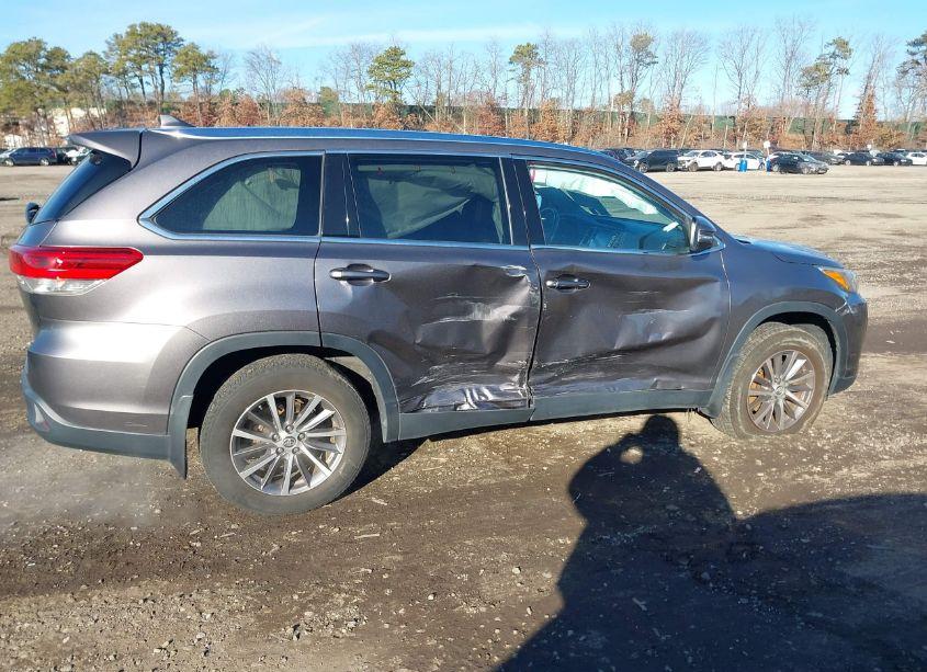 Photo 13 of 2019 Toyota Highlander XLE (VIN 5TDJZRFH1KS952498)