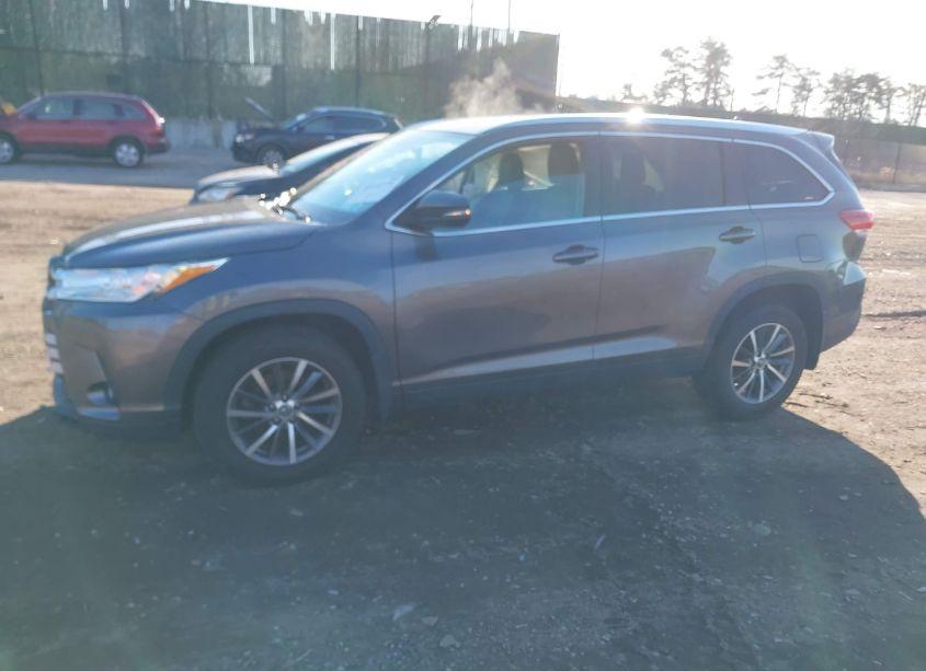 Photo 14 of 2019 Toyota Highlander XLE (VIN 5TDJZRFH1KS952498)