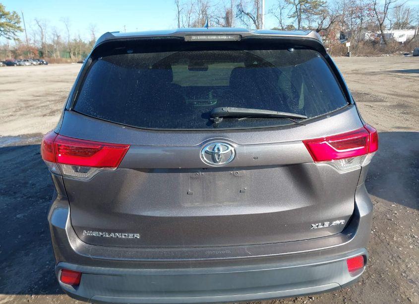 Photo 16 of 2019 Toyota Highlander XLE (VIN 5TDJZRFH1KS952498)