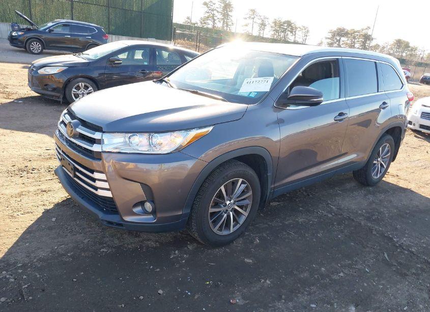 Photo 2 of 2019 Toyota Highlander XLE (VIN 5TDJZRFH1KS952498)