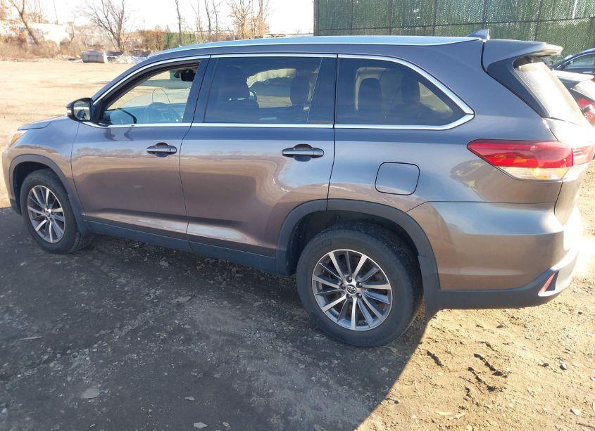 Photo 3 of 2019 Toyota Highlander XLE (VIN 5TDJZRFH1KS952498)