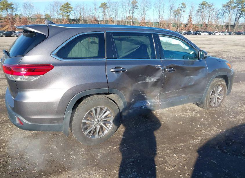 Photo 4 of 2019 Toyota Highlander XLE (VIN 5TDJZRFH1KS952498)