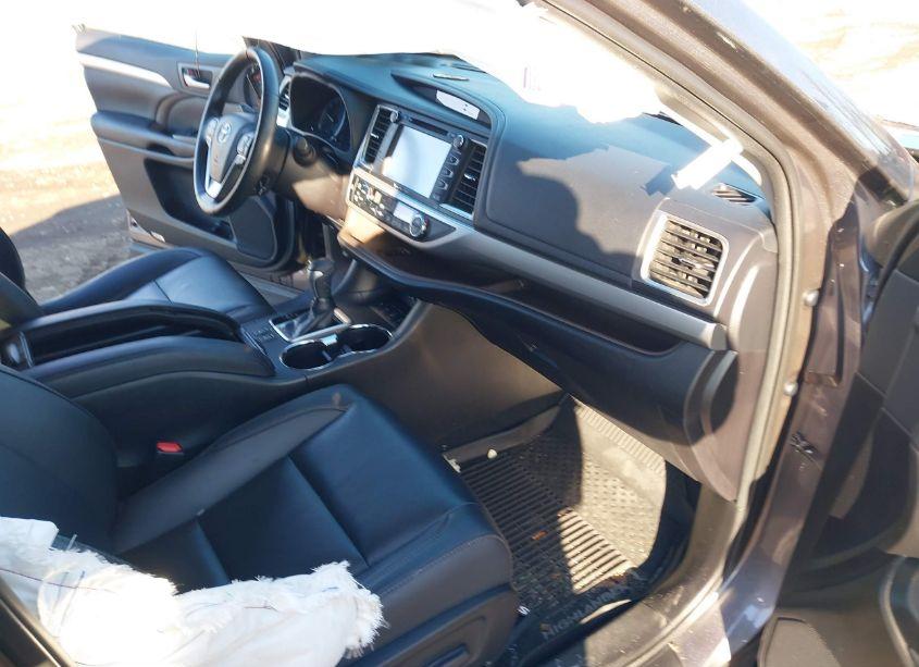 Photo 5 of 2019 Toyota Highlander XLE (VIN 5TDJZRFH1KS952498)