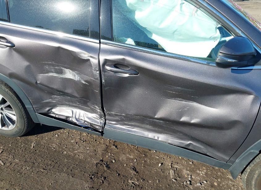 Photo 6 of 2019 Toyota Highlander XLE (VIN 5TDJZRFH1KS952498)