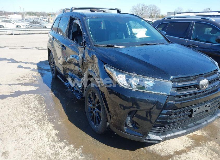 2019 Toyota Highlander SE (VIN 5TDJZRFH1KS970824) main photo