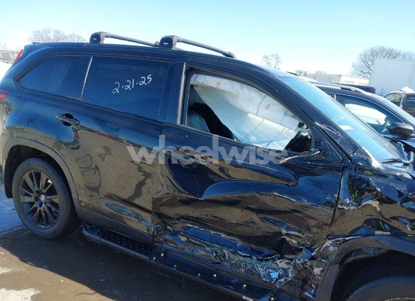 Photo 13 of 2019 Toyota Highlander SE (VIN 5TDJZRFH1KS970824)