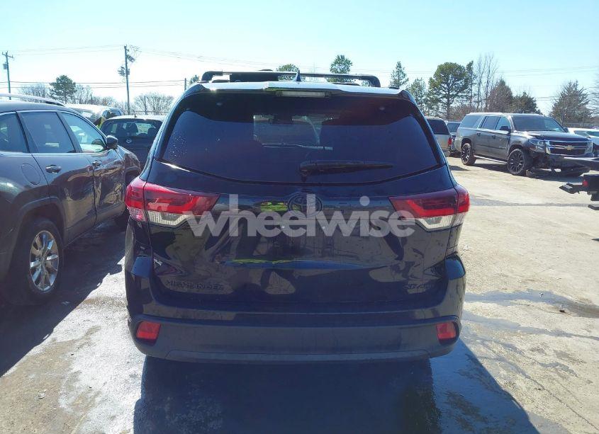 Photo 16 of 2019 Toyota Highlander SE (VIN 5TDJZRFH1KS970824)