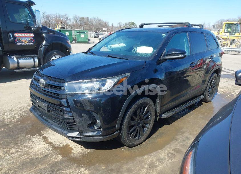 Photo 2 of 2019 Toyota Highlander SE (VIN 5TDJZRFH1KS970824)