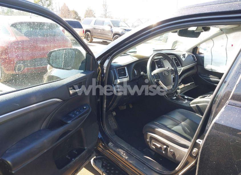 Photo 5 of 2019 Toyota Highlander SE (VIN 5TDJZRFH1KS970824)