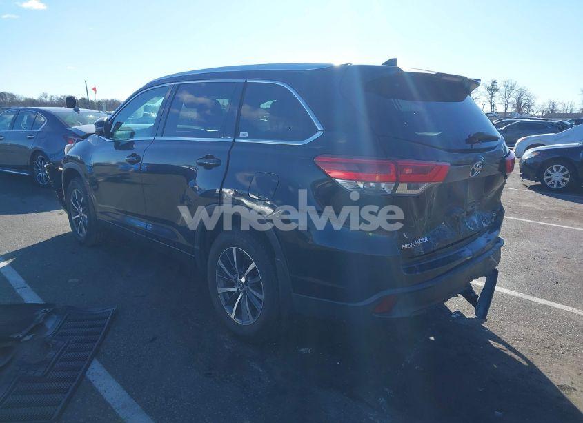 Photo 3 of 2017 Toyota Highlander XLE (VIN 5TDJZRFH2HS358298)