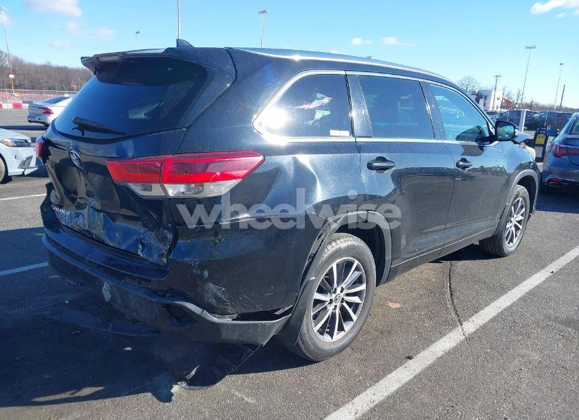 Photo 4 of 2017 Toyota Highlander XLE (VIN 5TDJZRFH2HS358298)